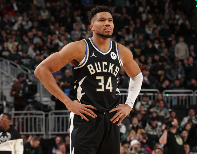 乐鱼-字母哥22+13+7伤退！雄鹿无缘23分逆转残阵掘金 近8战6败