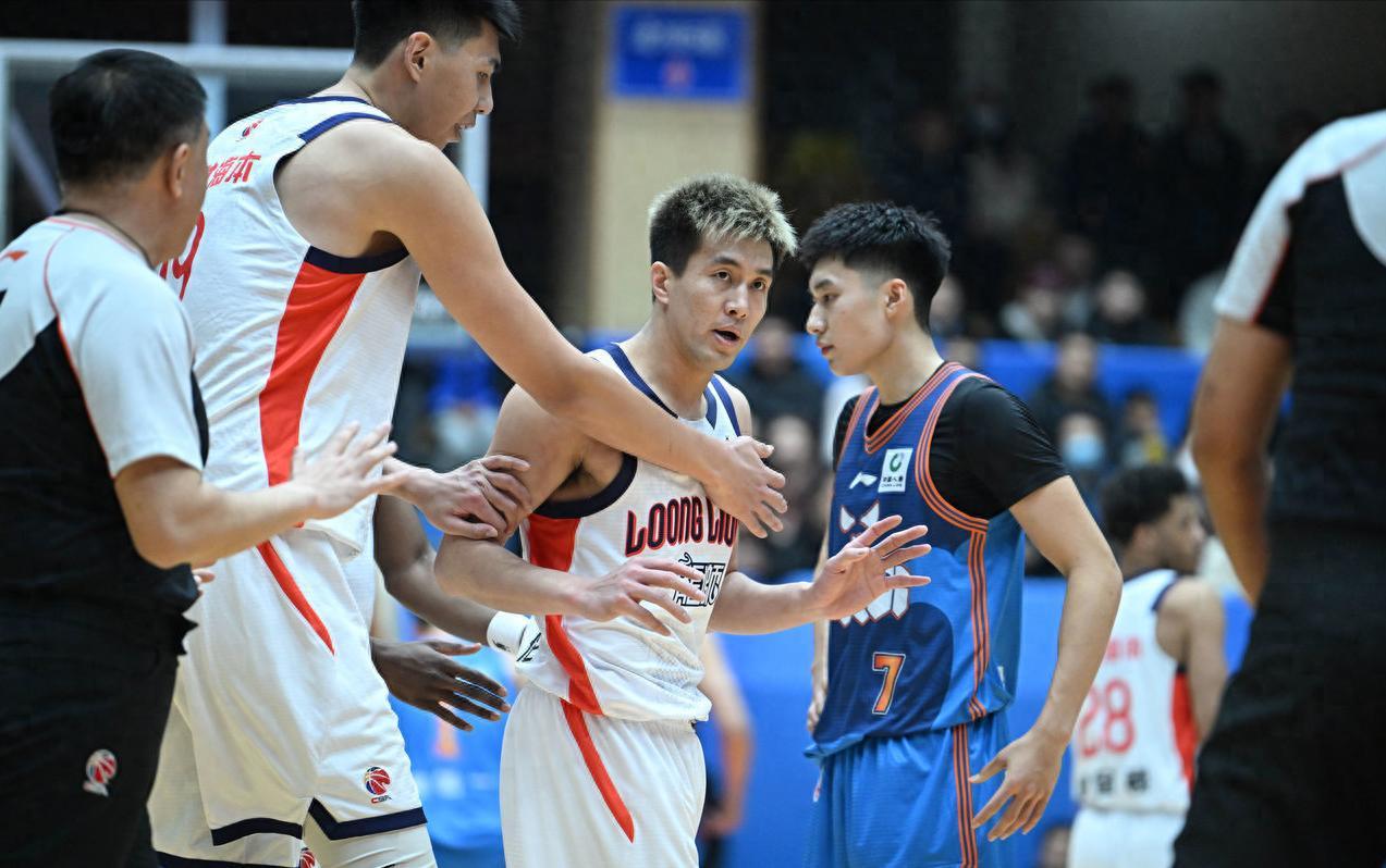 乐鱼-16分3助攻！郭艾伦王者归来，被徐昕拖累送违体，加时赛带队赢球